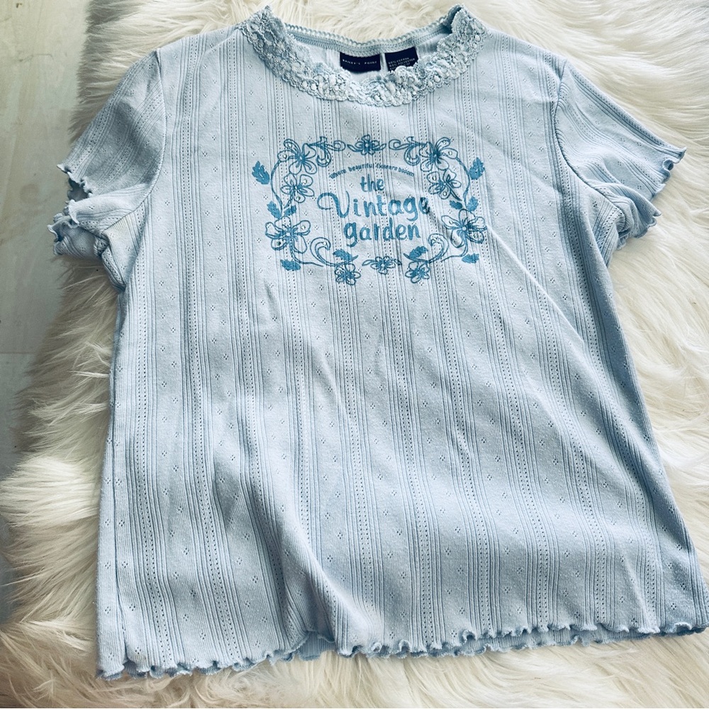 5 x $25 Bailey’s Point Baby Blue Ribbed Graphic Tee w Floral Vintage Design, 14